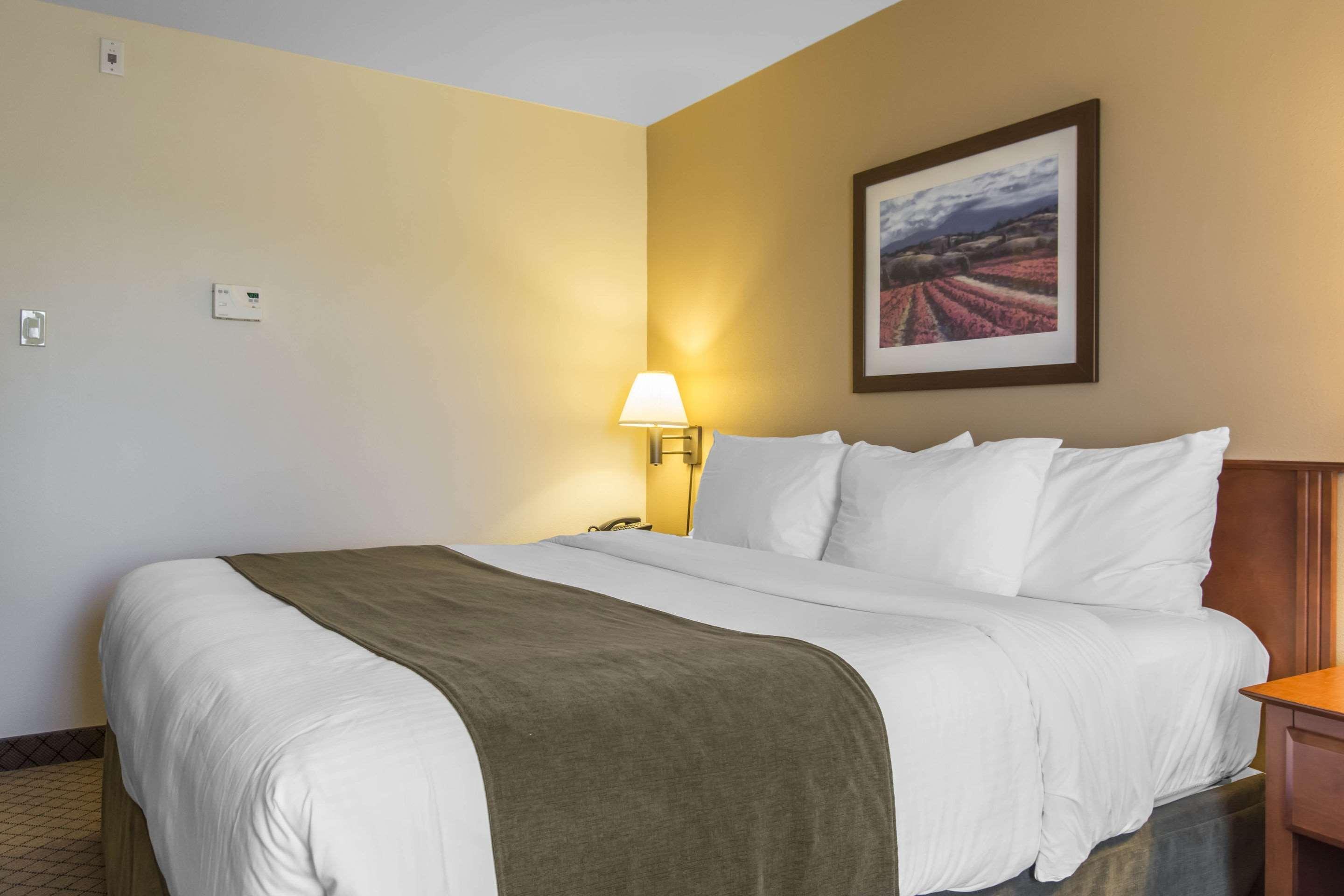 Quality Inn Airport Moncton Exterior foto