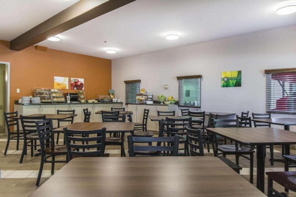 Quality Inn Airport Moncton Exterior foto